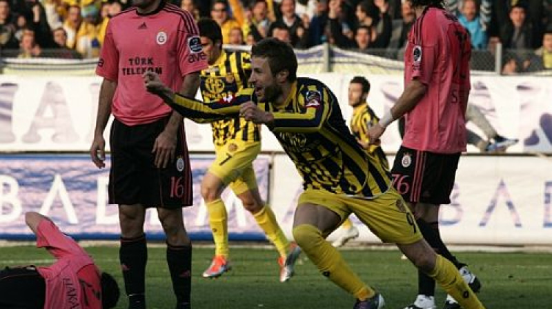 Staņislavs Šestaks (centrā) pret ''Galatasaray'' izcēlās ar ''hat-trick''
Foto: ankaragucu.org.tr