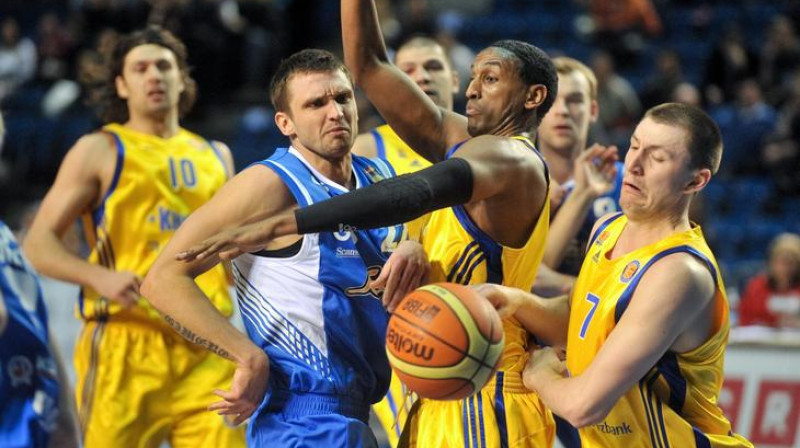 Armands Šķēle "Khimki" spēlētāju ielenkumā
Foto: Postimees