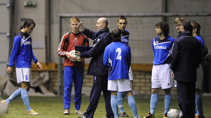Treniņus "Skonto" hallē virslīgas debitanti "Jūrmalas" futbolisti pēdējās divās marta nedēļās aizstāj ar nometni Turcijā. Foto: Romāns Kokšarovs, "Sporta Avīze"