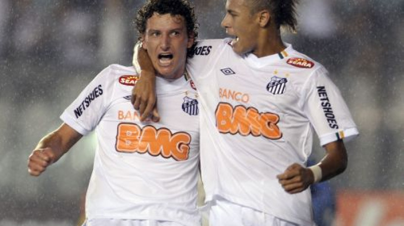 ''Santos'' līderi - Elanu un brazīliešu jaunā zvaigzne Neimars
Foto: AFP/Scanpix