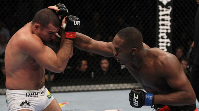 Džons Džonss (pa labi) bombardē Mauricio Rua
Foto: ufc.com