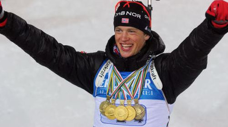 Tarjei Bo savā nelielajā vecumā apkrāvies ar medaļām
Foto: AFP/Scanpix