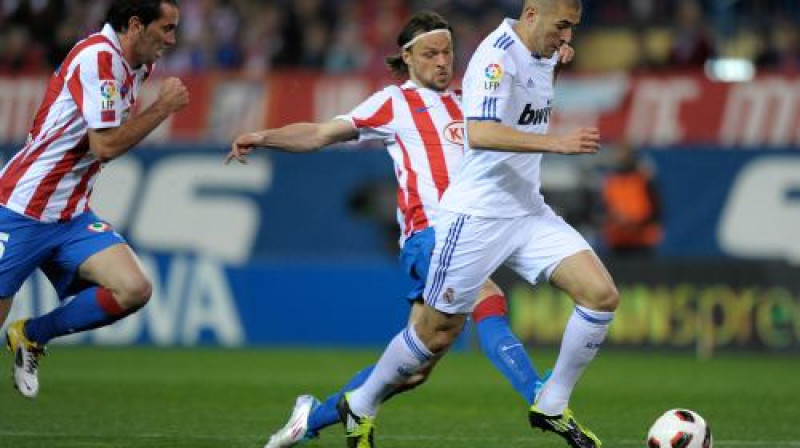 Karims Benzemā ("Real Madrid") traucas pretīm vakara pirmajam vārtu guvumam "Vicente Calderon" 
Foto: AFP/ Scanpix