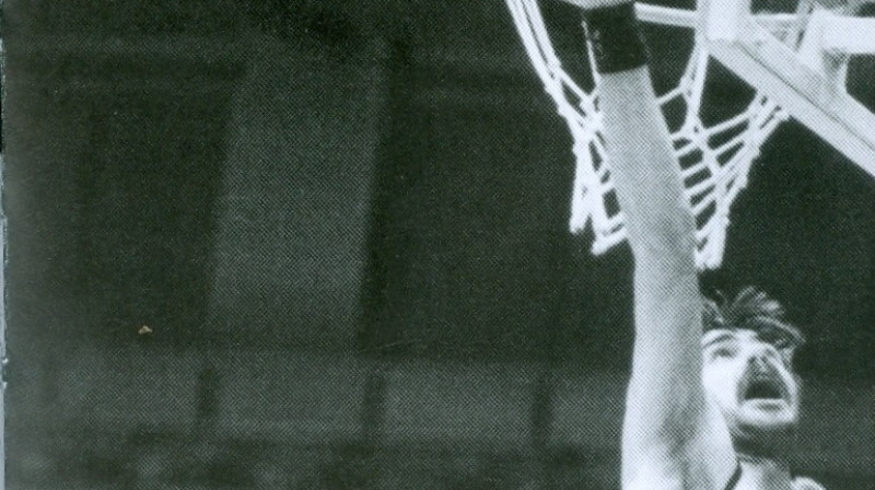 Andris savulaik bumbu no augšas grozā lika ar tādu vieglumu, ka tauta vienkārši bija gar zemi no laimes...

Foto: basket.lv