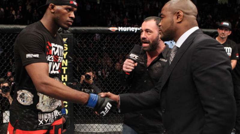 Rašads Evans (pa labi) apsveic Džonu Džonsu ar izcīnīto UFC čempiona titulu
Foto: ufc.com