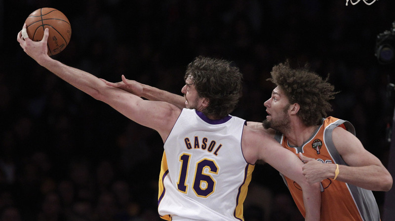 Pau Gazols pret Robinu Lopezu 
Foto: AP/Scanpix