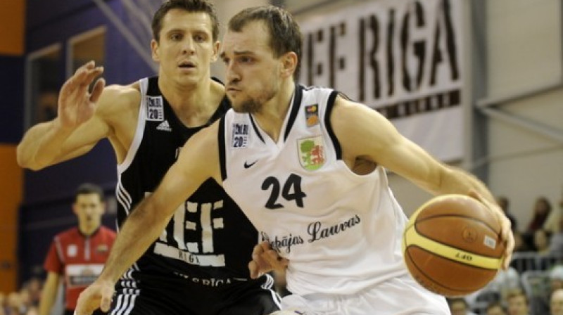 Sandis Valters pret Sandi Buškevicu
Foto: Romāns Kokšarovs, Sporta Avīze, f64