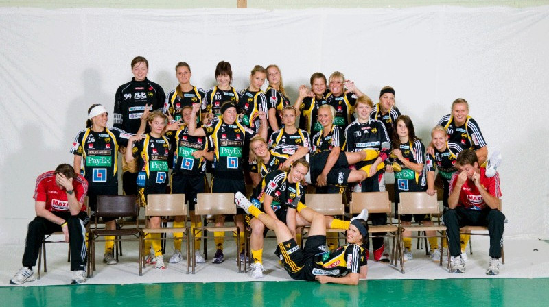 L.Višņevska (# 99) un Anete Šeina (# 10) "Endre IF" sastāvā
Foto: www.endreif.nu