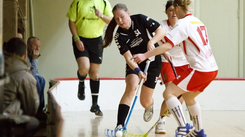 Luīze Biļinska (# 31) spēkojas ar "lauvenēm"
Foto: Mārtiņš Šults, www.floorball.lv