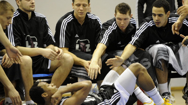 Trevons Hjūzs uz grīdas
Foto: Romāns Kokšarovs, Sporta Avīze, f64