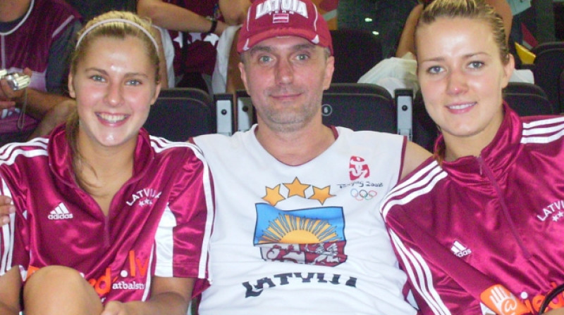 Austrumeiropas meiteņu basketbola līgā spēlējušas Olimpisko spēļu dalībnieces Elīna Babkina un Aija Putniņa. Vidū EEGBL prezidents Igo Zanders (BK Kolibri)
Foto: www.girlsbasket.eu