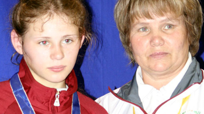 Karalīna Tjapko ar savu treneri 2008. gadā
Foto: latgaleslaiks.lv
