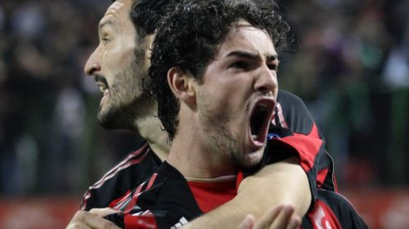 Divu vārtu autors Alešandre Patu (priekšplānā) 
Foto: AP/Scanpix