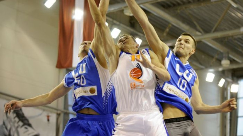 Cīņa līdz pēdējām... biksēm. Tāds ir LBL pavasaris!
Foto: Romāns Kokšarovs, Sporta Avīze