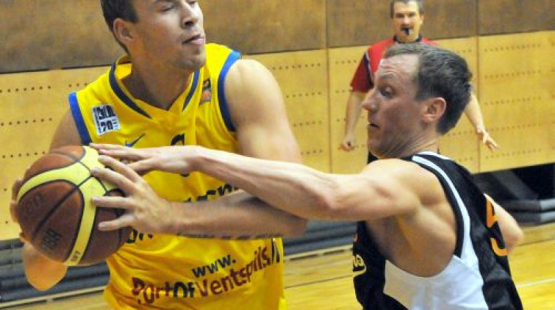 Aigars Vītols pret Māri Gulbi
Foto: Romualds Vambuts, Sportacentrs.com