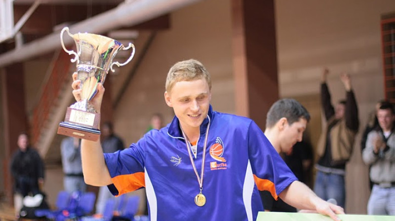"Turības" kapteinis Roberts Mednis ar SEB SBL čempionu kausu
Foto: sbl.lv