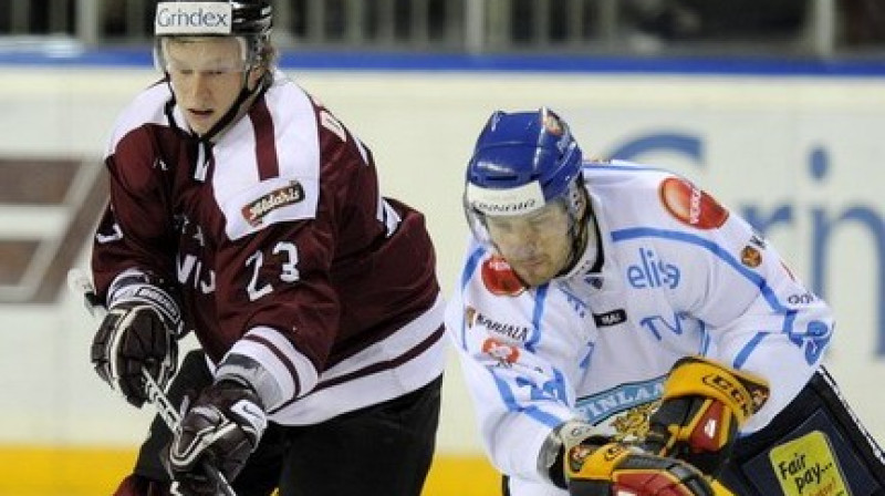 Andris Džeriņš pirmajā spēlē pret somiem
Foto: Romāns Kokšarovs, Sporta Avīze, f64