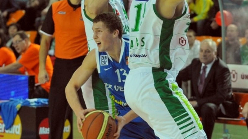 Jānis Strēlnieks cīņā ar "Žalgiris" vīriem.
Foto: BK Ventspils