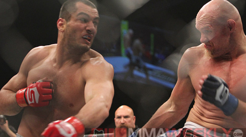 Džegards Musasi (pa kreisi) uzbrūk Kītam Džardinam
Foto: mmaweekly.com
