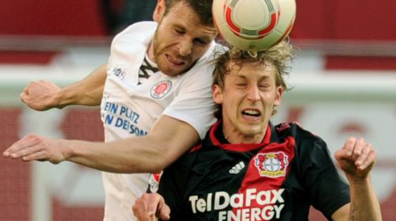 Stefans Kīslings (pa labi) guva Leverkūzenes pirmos vārtus
Foto: AFP/Scanpix