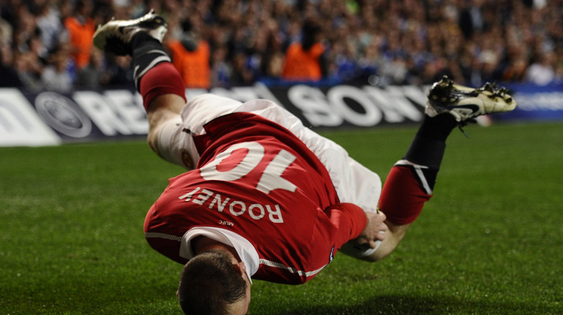 Lūk, šādi "Manchester United" uzbrucējs Veins Rūnijs atzīmēja uzvaras vārtu guvumu Londonā... Foto: Reuters