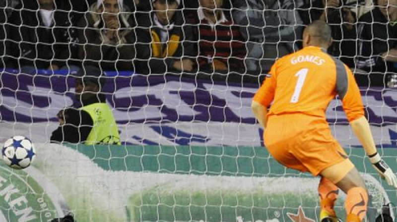 Bumba ielido vārtos pēc Krištianu Ronaldu sitiena
Foto: AP/Scanpix