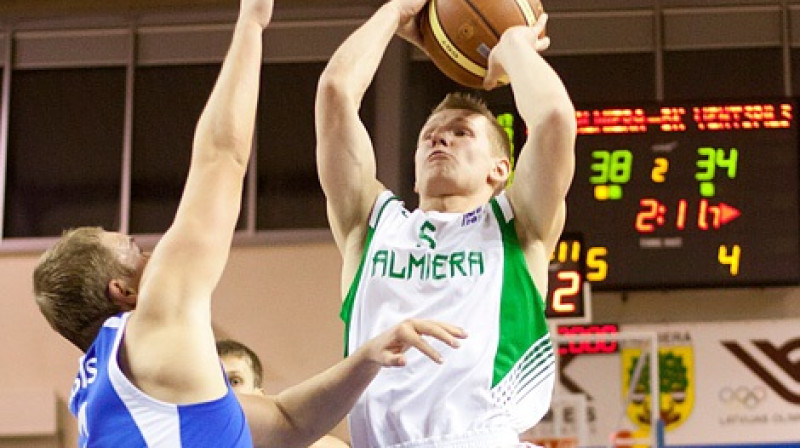 Valmierietis Jānis Kaufmanis ar 25 punktiem bija viens no galvenajiem uzvaras kaldinātājiem pret LBL līdervienību Ventspili.
Foto: Jānis Priedītis