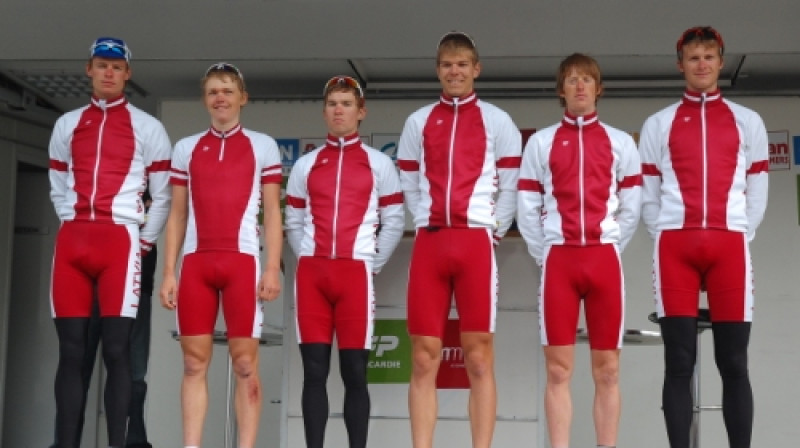 Latvijas komanda Pikardijā - Indulis Bekmanis (no kreisās), Toms Skujiņš, Andris Smirnovs, Armands Bēcis, Jānis Dakteris un Andžs Flaksis
Foto: Linards Veide