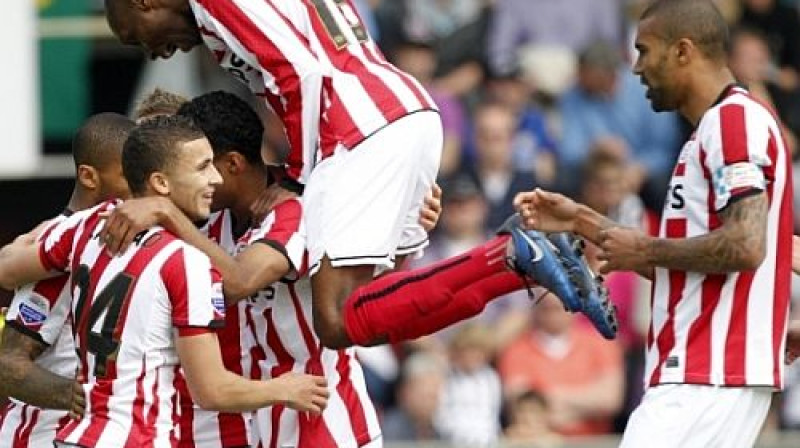 ''PSV'' futbolisti pārņēmuši 1. vietu turnīra tabulā
Foto: fcupdate.nl