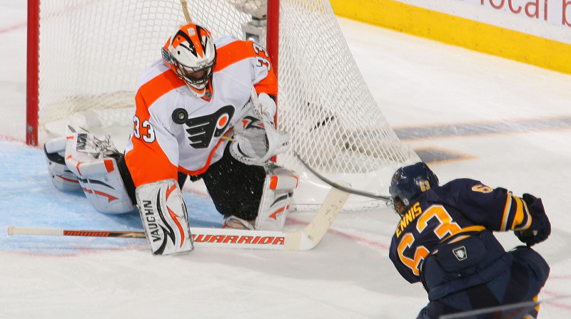Braiens Bušērs, atvairot kārtējo metienu 
Foto: AFP/Scanpix