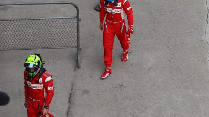 Felipem Masam un Fernando Alonso šobrīd nav pamata priecāties...
Foto: AFP/Scanpix