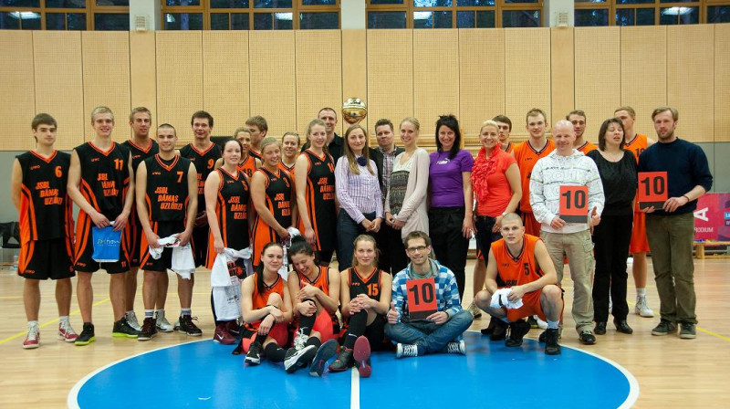 "DĀMAS UZLŪDZ" pasākuma dalībnieku kopbilde
Foto: Renārs Koris