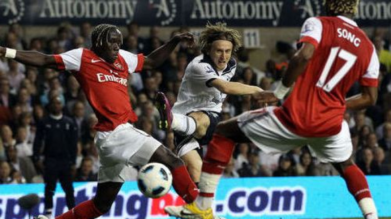 Luka Modričs spraucas starp "Arsenal" spēlētājiem
Foto: AFP/Scanpix