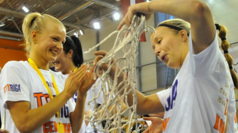 Dita Krūmberga, Anda Eibele un citas TTT Rīga basketbolistes LSBL turnīrā bija galvastiesu pārākas par konkurentēm.
Foto: Romualds Vambuts, sportacentrs.com