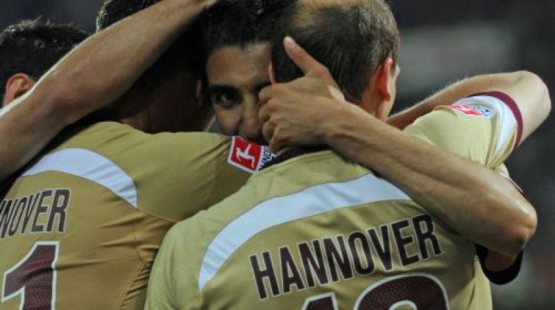 Hannoveres futbolisti priecājas par vārtu guvumu
Foto: AFP/Scanpix