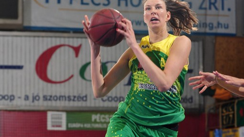 Zane Tamane finālsērijas spēlēs vidēji guva 15,2 punktus un izcīnīja 8,6 bumbas zem groziem
Foto: mizopecsbasketball.hu