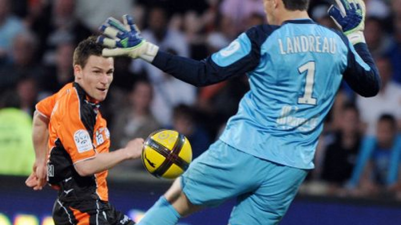 Kevins Gameiro šajā epizodē pieveica Mikaelu Landro, taču ne vārtu stabu
Foto: AFP/Scanpix