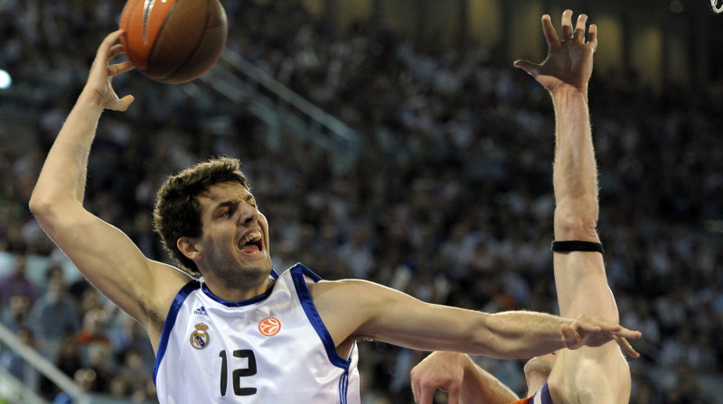 Eirolīgas Uzlecošā zvaigzne Nikolā Mirotičs darbībā 
Foto: AFP/Scanpix
