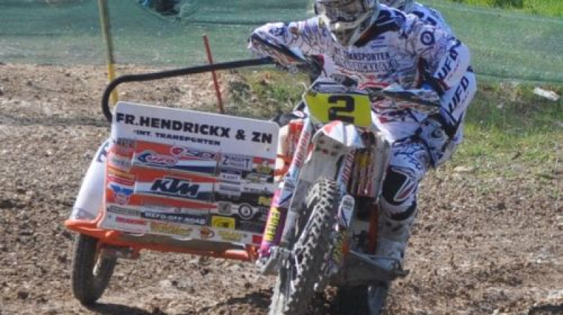 Joriss Hendrikss un Kaspars Liepiņš šosezon Jorisa savainojuma dēļ pasaules čempionātā vairs nebrauks. Varbūt Kaspars šosezon vēl iekāps kāda cita pilota motocikla "kulbā"? 
Foto:...