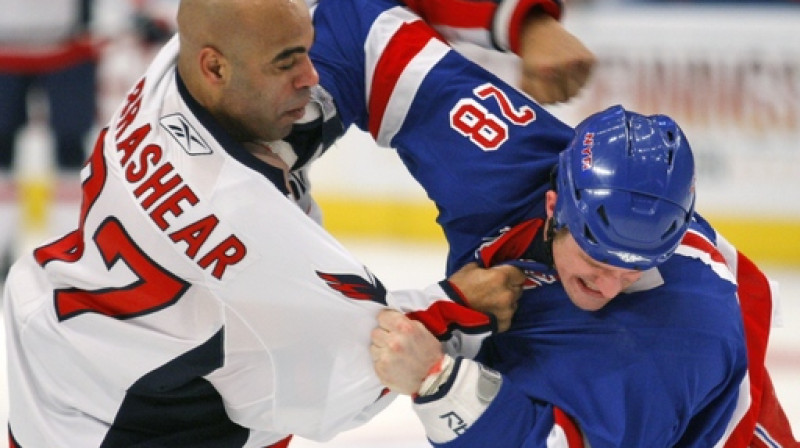 Donalds Brašīrs (pa kreisi) cīņā uz ledus ar Koltonu Oru
Foto: nhl.com