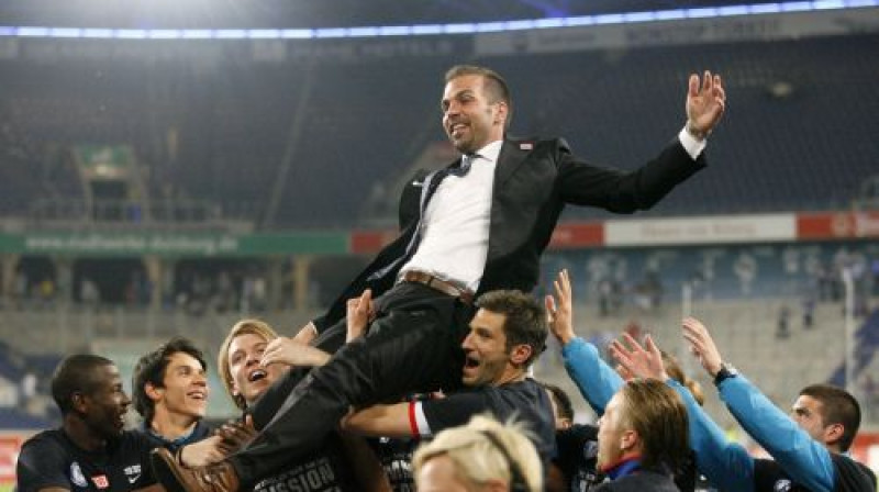 "Hertha" treneris Markuss Bābels uz futbolistu pleciem
Foto: AFP/Scanpix