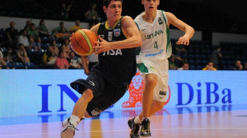 Pieci Argentīnas valstvienības kandidāti, centra spēlētāju Lučiāno Massarelli ieskaitot, 2010. gadā Hamburgā piedalījās pirmajā Pasaules U17 čempionātā
Foto: www.fiba.com