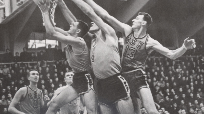 Alvils Gulbis (ar bumbu) VEF uzbrukuma smailē. Aiz viņa Jānis Krūmiņš un Visvaldis Eglītis.
Foto: VEF Rīga