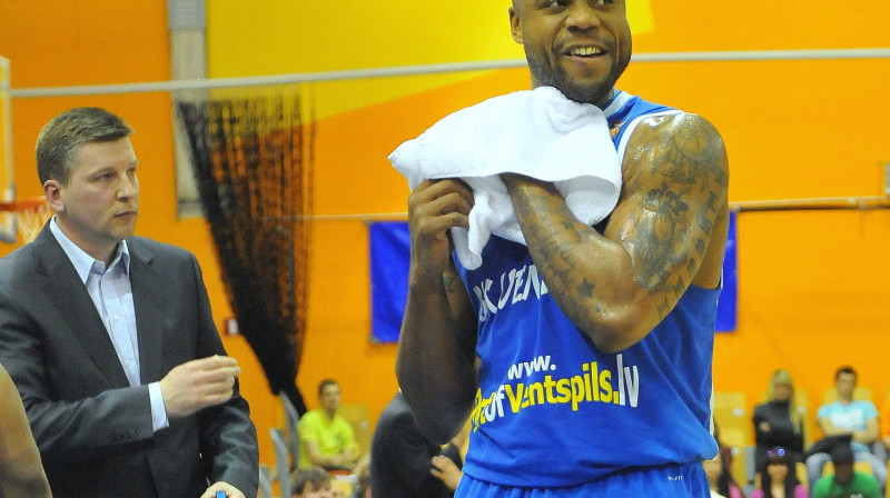 Guntis Endzels slavē Brendonu Hanteru par savas bagātās pieredzes likšanu lietā
Foto: Romualds Vambuts, Sportacentrs.com