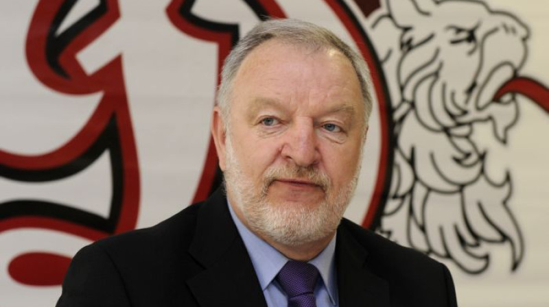 Pirmssezonas pēdējā saietā "Islandē"  "Dinamo" galvenā trenera Pekas Rautakalio vaigs bija lietišķi apcerīgs. Nesolot nevienam šampanieti no Gagarina kausa.  
Foto: Romāns Kokšarovs,...