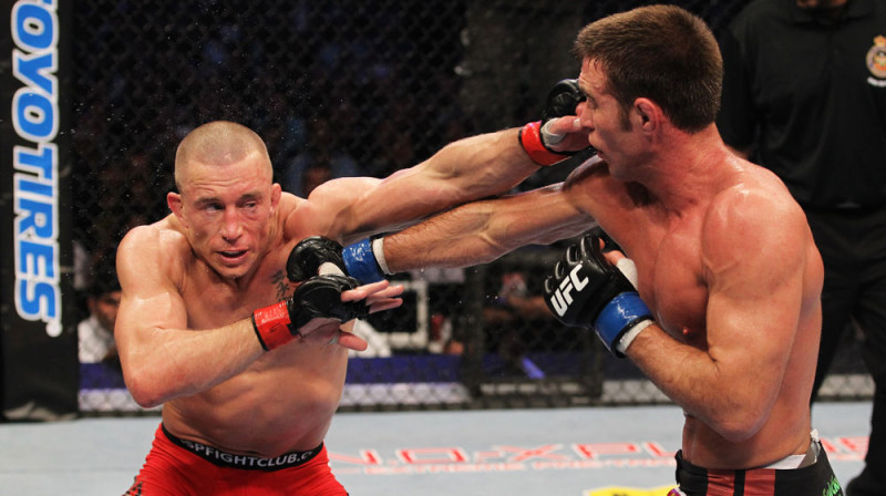 Džordžs Santpjērs (pa kreisi) cīņā ar Džeiku Šīldsu
Foto: ufc.com