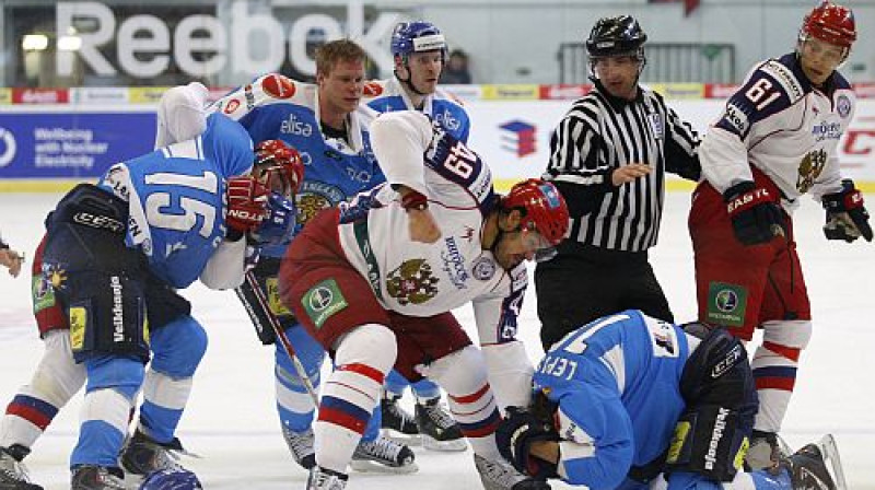 Jevgēņijs Artjuhins (priekšplānā) pārmāca Sami Lepisto
Foto: AP/Scanpix