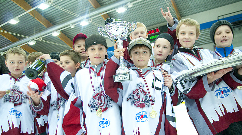 Kausa ieguvēji- mazie "Dinamo Rīga" audzēkņi.