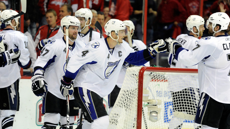 Vincents Lekavaljē saņem komandas biedru apsveikumus pēc lieliski aizvadītās spēles 
Foto: AFP/Scanpix