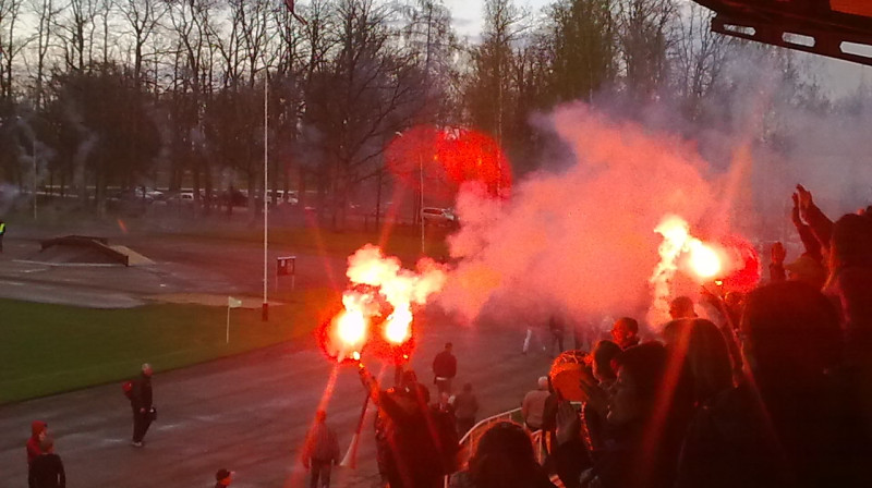 Gulbenes līdzjutēji svin savas komandas pirmo un vēsturisko uzvaru 2:1 pār "Olimps" komandu